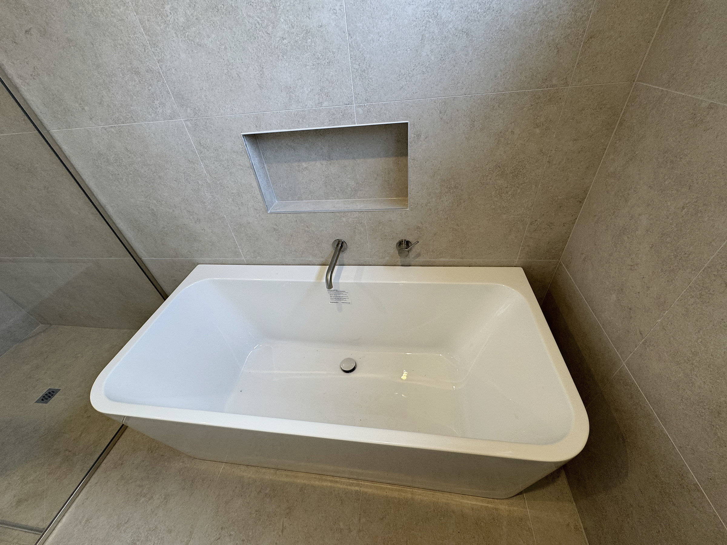 Built-in bath and tiled wall in House 44